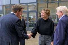 KP-dekan Annegrete Juul tager imod skatteminister Rasmus Stoklund på Campus Sigurdsgade på Københavns Professionshøjskole