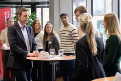 Skatteminister Rasmus Stoklund (S) taler med studerende på professionsbacheloruddannelsen i skat på Københavns Professionshøjskole