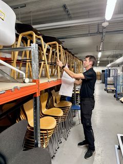 Møbelkoordinator Niels Iversen fra Facility Management, Københavns Professionshøjskole