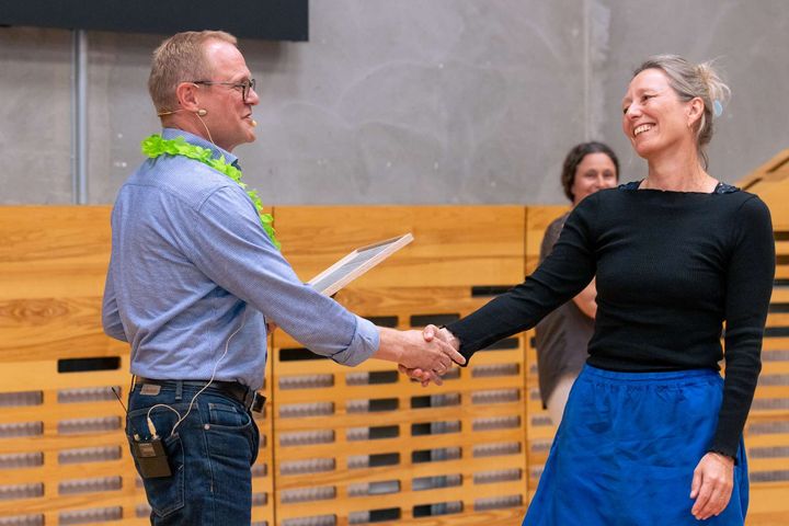 Lektor Isa Neimann Thomasen fra bioanalytikeruddannelsen modtager KP-prisen for Fremragende Undervisning 2026 - og bliver her ønsket tillykke af ressourcedirektør Søren Erichsen.