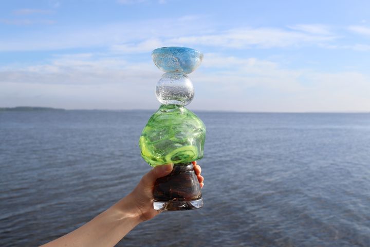 Depechen, der skal fragtens gennem fjordene og hele vejen til Christiansborg, er designet af Alberte Bremland Sørensen, designelev fra Krabbesholm Højskole, og håndpustet i glas af Thea Andersen. Med sine farver og strukturer symboliserer den hhv. næringsstoffer, algevækst, iltsvind og det klare håb for fremtiden. Foto: DN