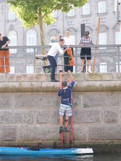 Minister for Grøn Trepart, Jeppe Bruus, tager imod depechen ved Slotholms Kanal