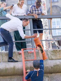 Minister for Grøn Trepart, Jeppe Bruus, tager imod depechen ved Slotholms Kanal.