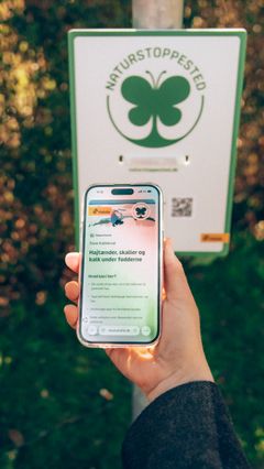 En QR-kode ved naturstoppestederne giver adgang til spændende info om det specifikke naturområde samt forslag til sjove aktiviteter. Foto: Movia