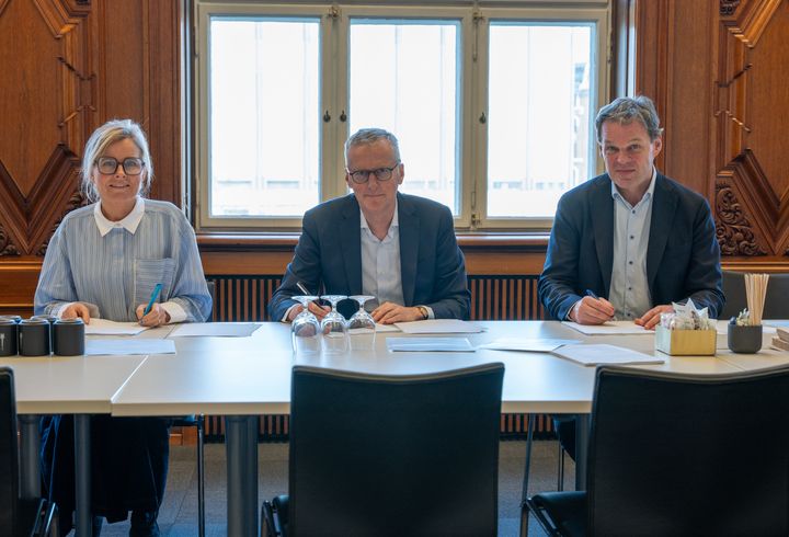 Fra venstre: Formand for HK Handel, Mette Høgh, viceadm. direktør i DE, Laurits Rønn, formand for HK Privat, Kim Jung Olsen.