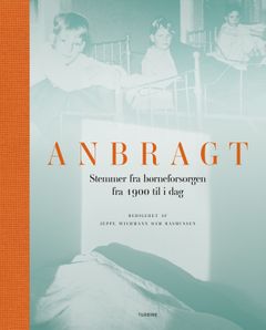 Bogens forside viser blandet andet aftenstemningen på sovesalen på Seden Enggaard Optagelseshjem i 1960'erne.