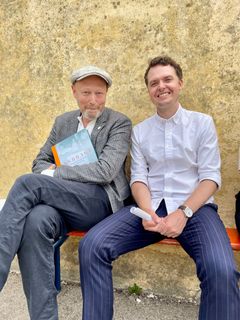 Lars Mikkelsen og Jeppe Wichmann Rasmussen ved åbningsarrangementet for udstillingen ANBRAGT, der ledsages af en bog med samme titel.