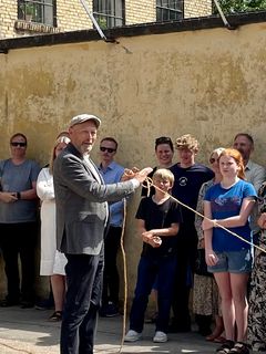 Lars Mikkelsen, ambassadør for Danmarks Forsorgsmuseum, åbner udstillingen ANBRAGT, der nu er en del af museets permanente udstillinger.