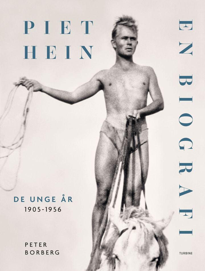 Bogens forside viser en ung Piet Hein stående på en hest