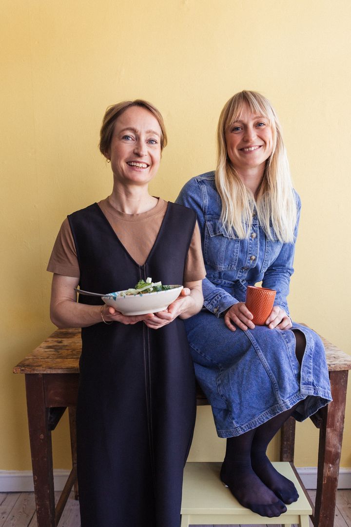 Søstrene Malene (tv) og Astrid (th) Søgaard står bag Pure Dansk og kogebogen "Bælgfrugter"