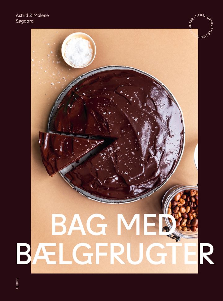 Billede af en kogebog med en chokoladekage på forsiden. Titel: "Bag med bælgfrugter" af Astrid og Malene Søgaard fra Pure Dansk.