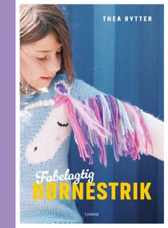 Billede af en pige i en sweater med et enhjørningemotiv fra forsiden af "Fabelagtig børnestrik" af Thea Rytter.