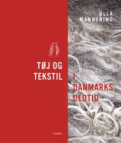 Bogforside til "Tøj og tekstil i Danmarks oldtid" af Ulla Mannering med rød og grå farve og et illustreret tekstilmønster.