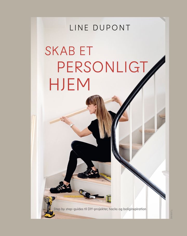 Bogomslag med en kvinde, der arbejder på en trappe med værktøj ved siden af. Tekst: "Line Dupont - Skab et personligt hjem".