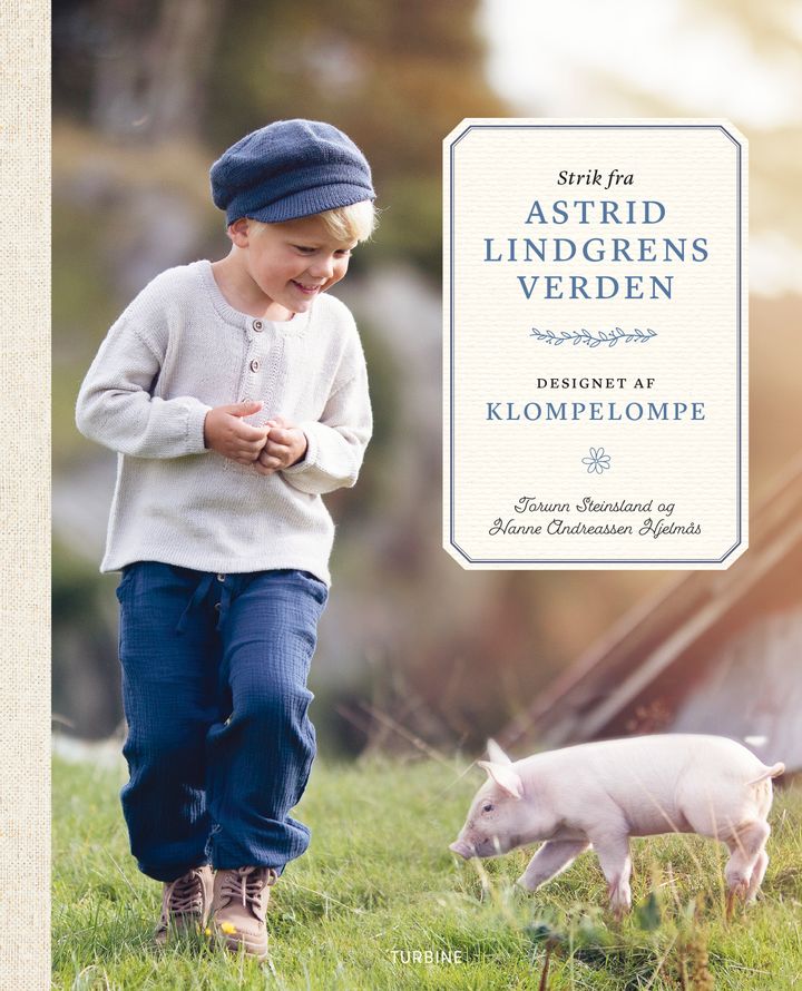 Bogforsiden til "Strik fra Astrid Lindgrens verden" visr en dreng i striktrøje og kasket, der løber ved siden af en lille gris.