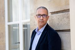 Billedet viser forfatteren Kamel Daoud, der står udenfor op ad en væg.