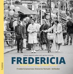 Forsiden viser en travl handelsgade i Fredericia med mennesker og butikker fra 1950'erne og 1960'erne.