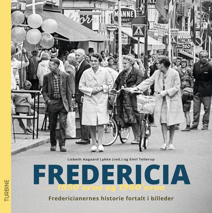 Forsiden viser en travl handelsgade i Fredericia med mennesker og butikker fra 1950'erne og 1960'erne.