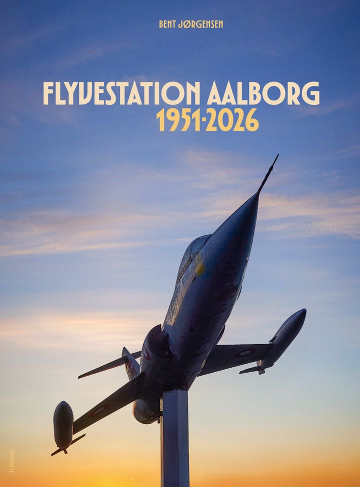 Bogforside med en Starfighter jetfly, markeret som monument, mod en blå himmel. Titel: "Flyvestation Aalborg 1951-2026".