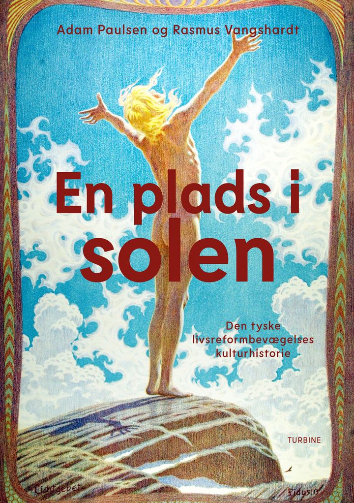 Bogens forside med en illustreret figur, der strækker armene op mod solen. Titlen er "En plads i solen".