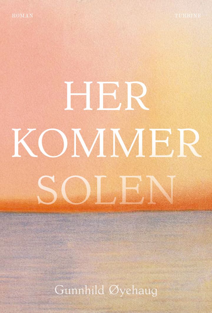 Bogforside med teksten "Her kommer solen" af Gunnhild Øyehaug, med en gradient fra lyserød til orange.