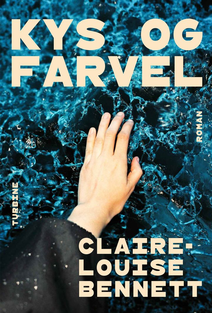 Forsiden af "Kys og farvel" af Claire-Louise Bennett, viser en hånd, der rører ved havoverfladen.