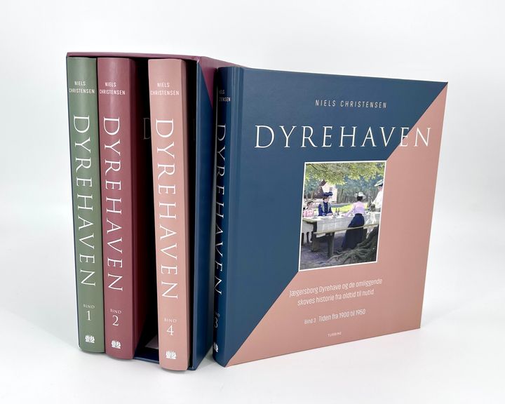 Billede af fire bøger om Dyrehaven samlet i en kassette.