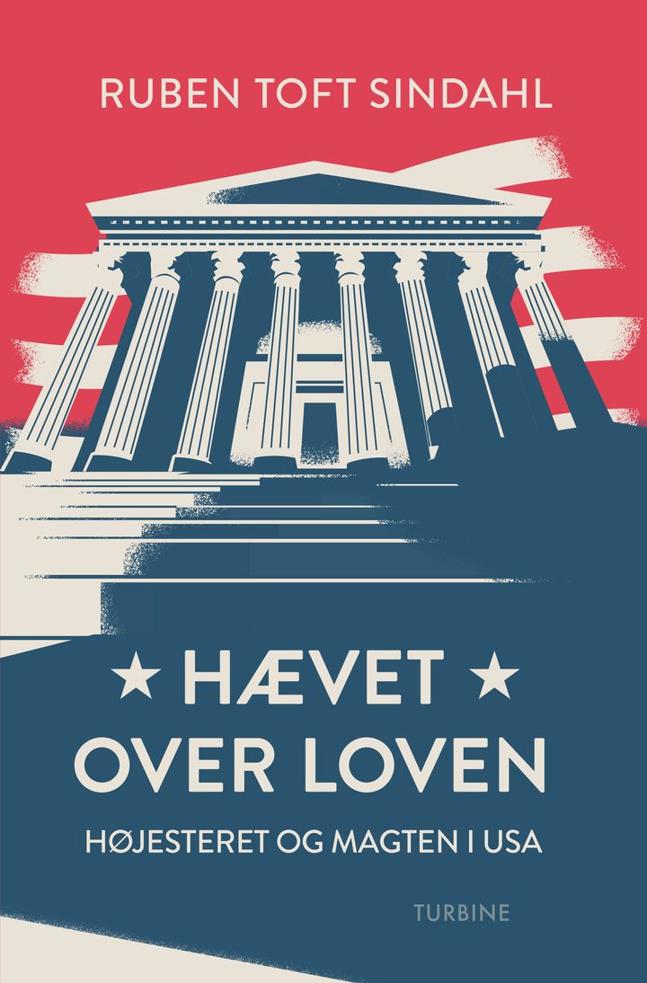 Forside af Ruben Toft Sindahls bog "Hævet over loven – Højesteret og magten i USA" med illustration af USA's højesteret.