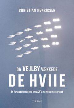 Forside af bogen "Da Vejlby vækkede de hviiie" med stadionprojektører i tåge.