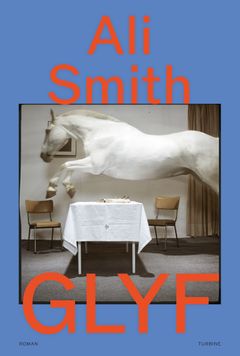 Forsiden viser et foto af en hvid hest, der springer over et bord mellem to stole. Forfatternavnet "Ali Smith" og titlen "GLYF" er skrevet i orange på en blå baggrund.