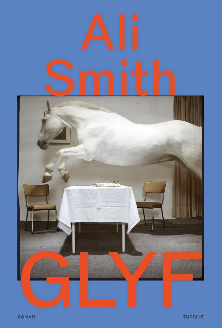 Forsiden viser et foto af en hvid hest, der springer over et bord mellem to stole. Forfatternavnet "Ali Smith" og titlen "GLYF" er skrevet i orange på en blå baggrund.