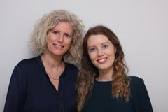Jeg ved ikke, hvem de er, men der er to personer, der står ved siden af hinanden og smiler til kameraet.