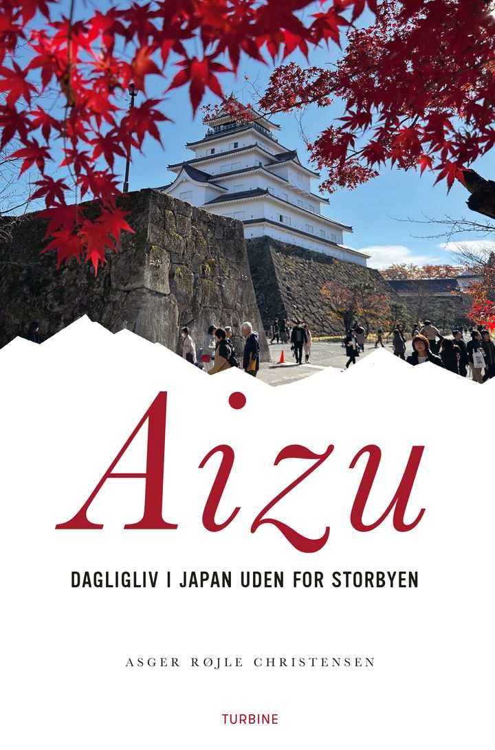 Bogomslag til "Aizu" af Asger Røjle Christensen, med et japansk slot og røde efterårsblade.