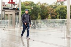 Søren følger en ledelinje med sin blindestok med Østerbro metro