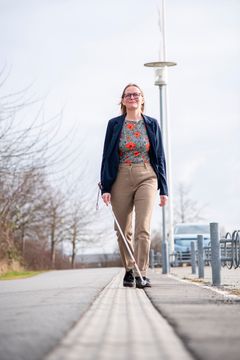 Diana Stentoft følger en ledelinje med sin blindestok