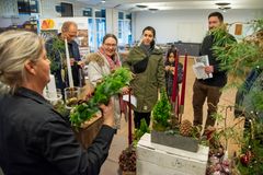 Der sælges juledekorationer og kranse