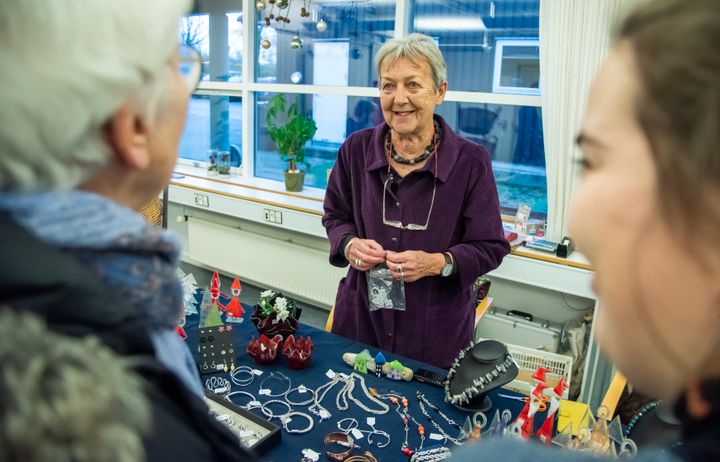 Besøgende kigger på julebod med smykker
