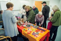 Besøgende studerer juleboderne