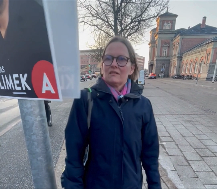 Diana Stentoft, formand for Dansk Blindesamfund, støder ind i valgplakat under folketingsvalgkampen 2026.
