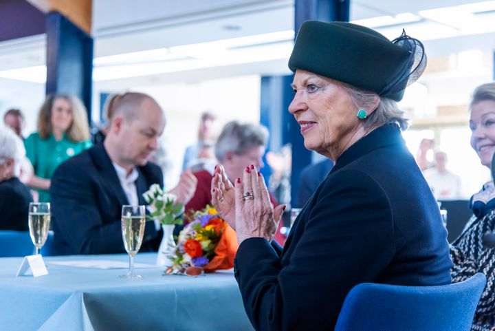 Prinsesse benedikte sidder ved et bord og klapper