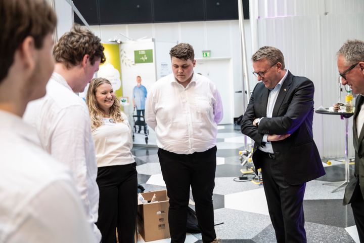 Erhvervsminister Morten Bødskov besøger vinderne fra holdet 99Robotics til DM i Company Programme.