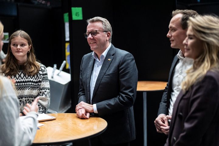 Erhvervsminister Morten Bødskov snakker med unge iværksætter-talenter under en tidligere prisoverrækkelse.
