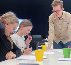 Kristian Djurhuus (Mormor) snakker med to kreative piger fra workshoppen.