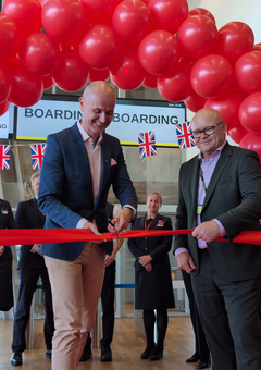 Johan Bisgaard Larsen (tv.) og Jan Hessellund (th.) klipper snoren til åbningen af Norwegians nye rute ti London Gatwick.