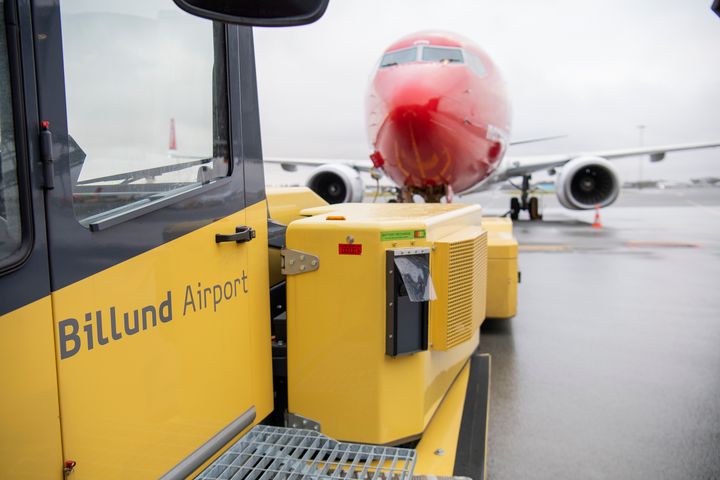 Billund Lufthavn er det naturlige udgangspunkt for rundrejsen og gør regionen let tilgængelig for norske gæster. SAS og Norwegian flyver direkte mellem Oslo og Billund året rundt med op til 20 ugentlige afgange, mens flyselskabet Widerøe forbinder Bergen med Billund hver dag.
