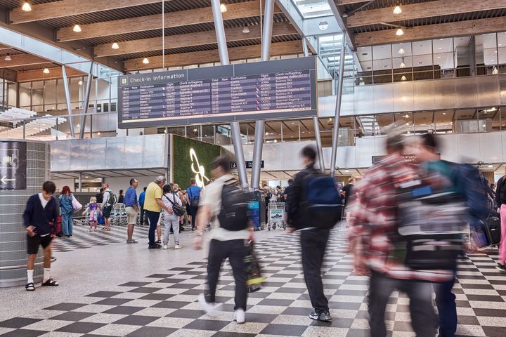 For en regional lufthavn som Billund er gode vejforbindelser afgørende. Det handler ikke kun om kortere rejsetid, men også om, at passagerer og virksomheder kan regne med, hvor lang tid turen til lufthavnen tager. Når rejsen bliver mere forudsigelig, bliver Billund Lufthavn et mere attraktivt valg.