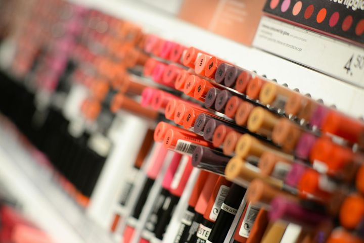 Danskerne køber kosmetik for milliarder