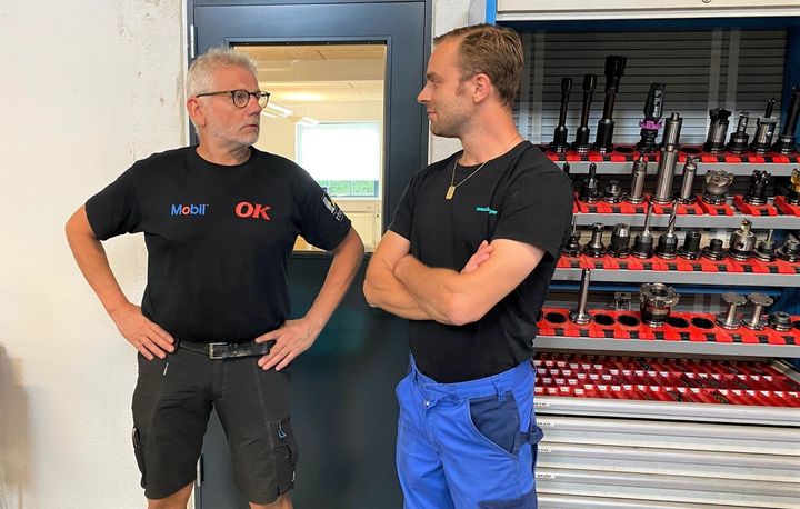 På billedet ses Uffe Christensen (tv), OK's servicetekniker, og Victor Fagerlund (th), teknisk direktør i Fagerlunds Værktøjs- og Metalvarefabrik. Foto: OK.