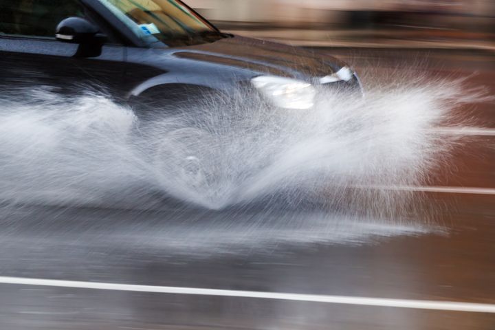 Mere nedbør og flere voldsomme regnhændelser i fremtiden. Det stiller krav til bilisten. Foto: Shutterstock