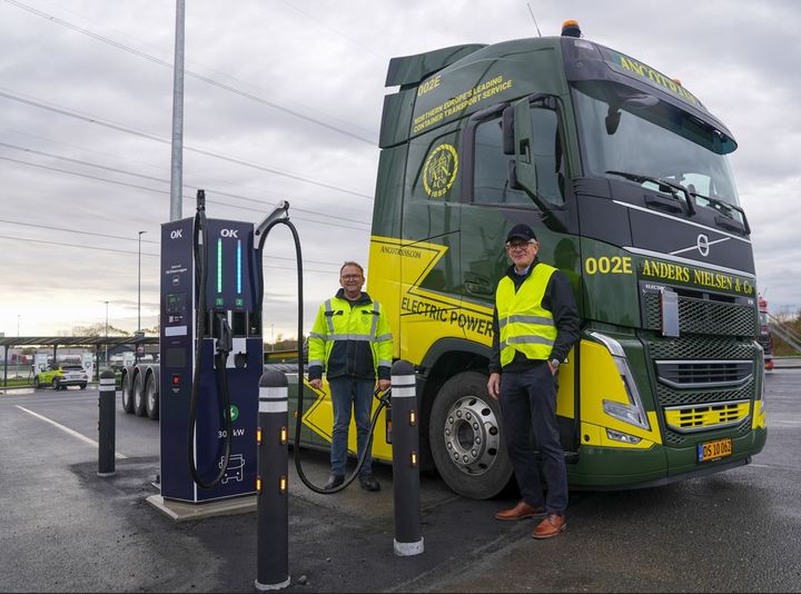 Ancotrans fik leveret 10 styk Volvo Electric FH 4 X 2 T i foråret 2023. Nu er transportvirksomheden med til at indvie OK’s nye el-ladestander i Taulov. Foto: OK.